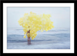 People Fotografie von einer Frau in gelben Kleid mit gelben Luftballons die im Meer steht. Fotokunst und Bilder online kaufen. Wandbild im Rahmen