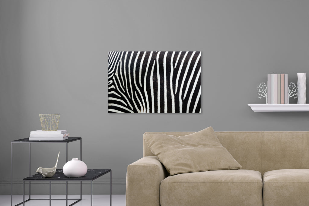 Aufgehängte Schwarz-Weiß Tier Fotografie von einem Zebra Fell Muster. Fotokunst und Bilder online kaufen. Wandbild hinter Acrylglas oder als Poster