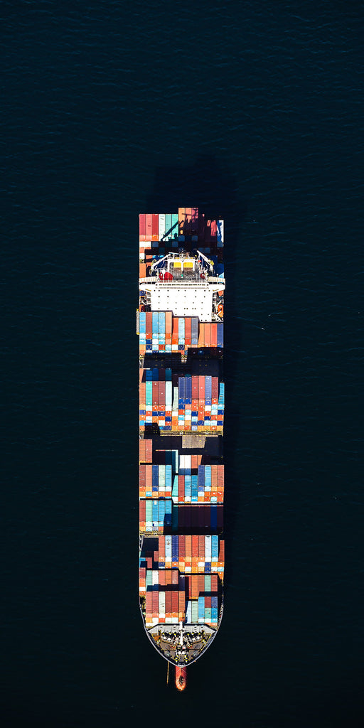 Fotografie eines Frachtschiffs von oben. Fotokunst online kaufen. Wandbild hinter Acrylglas oder als Poster