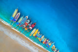 Fotografie von farbigen, nebeneinander liegenden, Fischerbooten am Strand. Fotokunst online kaufen. Wandbild hinter Acrylglas oder als Poster