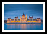Architektur Fotografie des ungarischen Parlaments in der blauen Stunde. Fotokunst und Bilder online kaufen. Wandbild im Rahmen