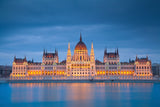 Architektur Fotografie des ungarischen Parlaments in der blauen Stunde. Fotokunst und Bilder online kaufen. Wandbild hinter Acrylglas oder als Poster