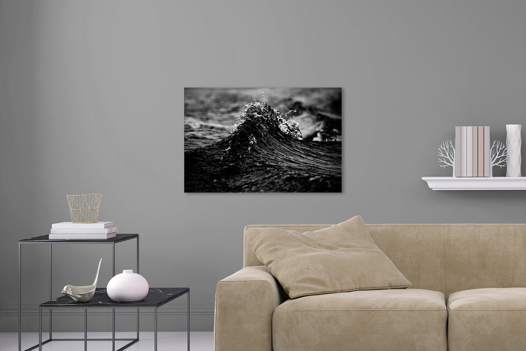 Aufgehängte Schwarz-Weiß Natur Wasser Fotografie von einer kleinen spritzenden Welle. Fotokunst und Bilder online kaufen. Wandbild hinter Acrylglas oder als Poster