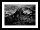 Schwarz-Weiß Natur Wasser Fotografie von einer kleinen spritzenden Welle. Fotokunst und Bilder online kaufen. Wandbild im Rahmen