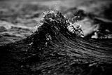 Schwarz-Weiß Natur Wasser Fotografie von einer kleinen spritzenden Welle. Fotokunst und Bilder online kaufen. Wandbild hinter Acrylglas oder als Poster