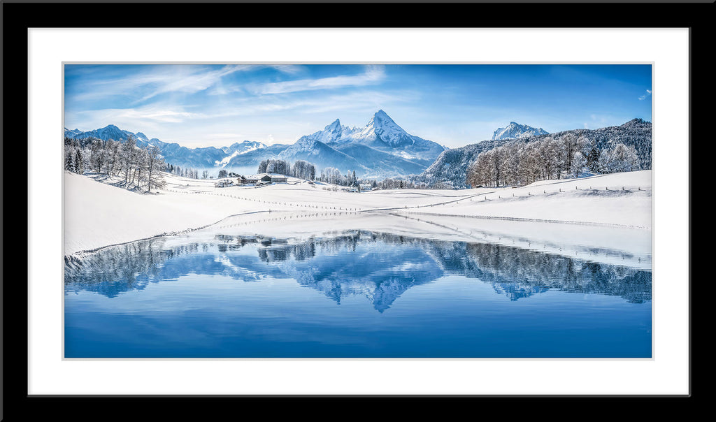 Landschafts Natur Fotografie von einer atemberaubenden Winterlandschaft mit Bergen und einem See im Panorama Format. Fotokunst und Bilder online kaufen. Wandbild im Rahmen