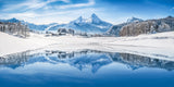 Landschafts Natur Fotografie von einer atemberaubenden Winterlandschaft mit Bergen und einem See im Panorama Format. Fotokunst und Bilder online kaufen. Wandbild hinter Acrylglas oder als Poster